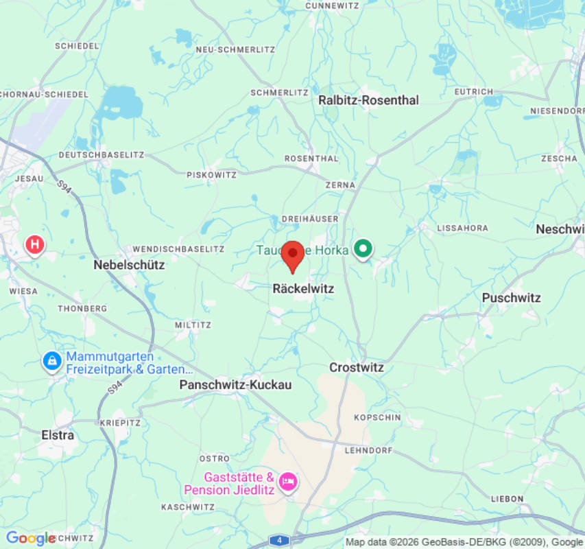 Blick über Wildblumenwiese und Garten (Campspace 10070)