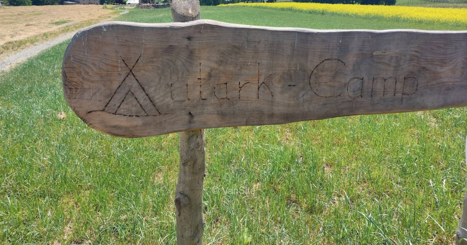 Autarkcamp mit Blick in die Berge