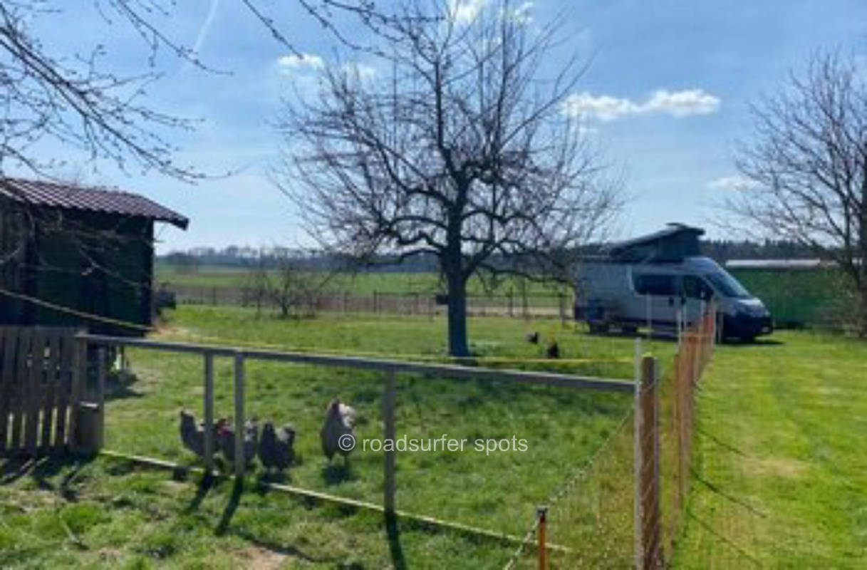 Autarkes Camping auf Obstwiese mit Tieren