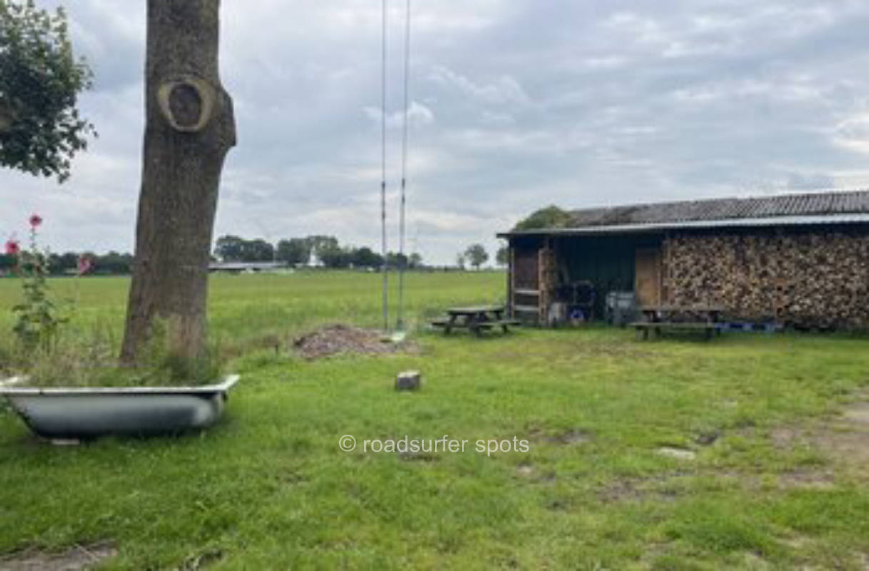 Camping auf einem Resthof am Fluss