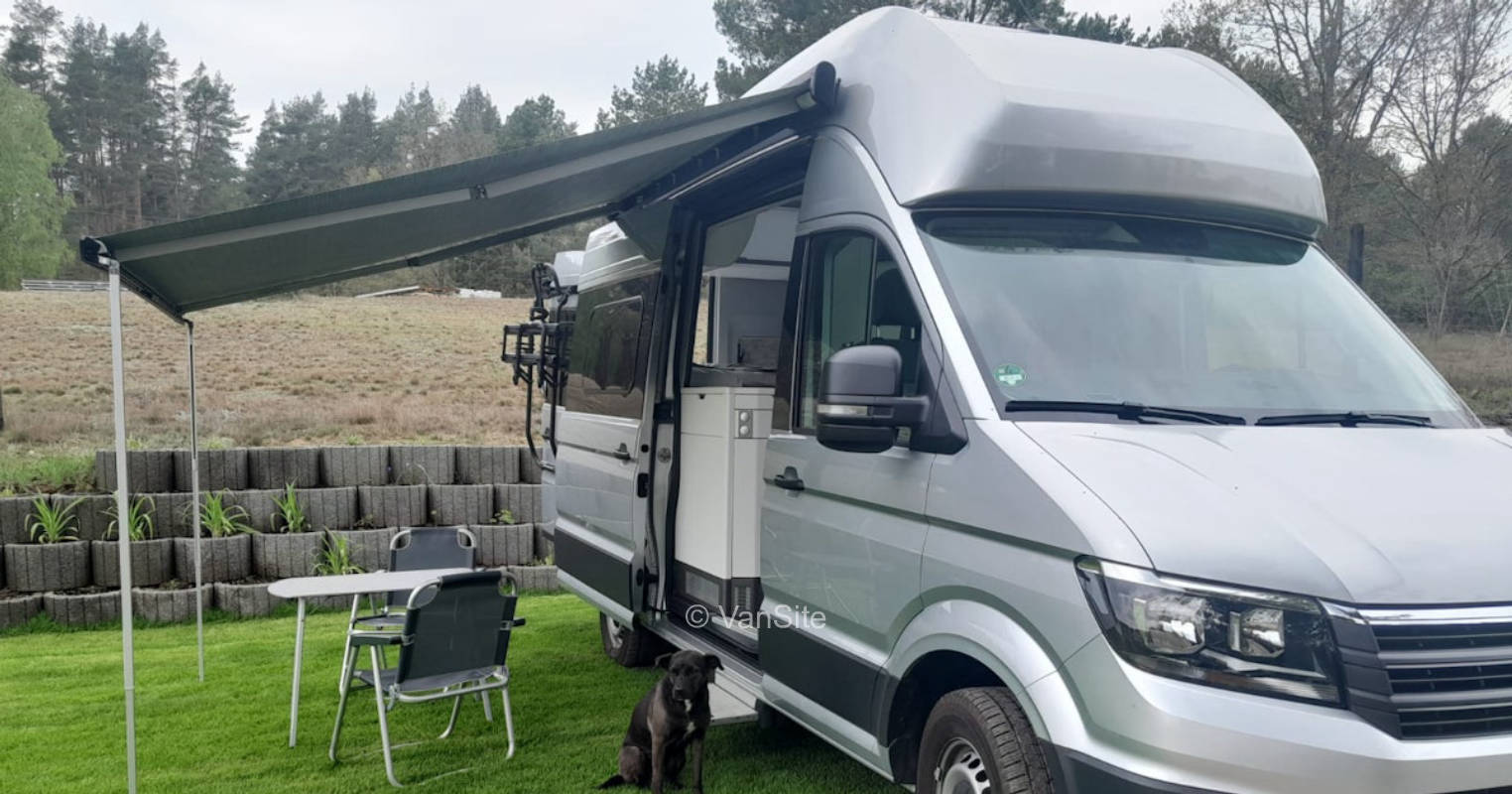 Stellplätze mit festem Untergrund direkt an der Koppel