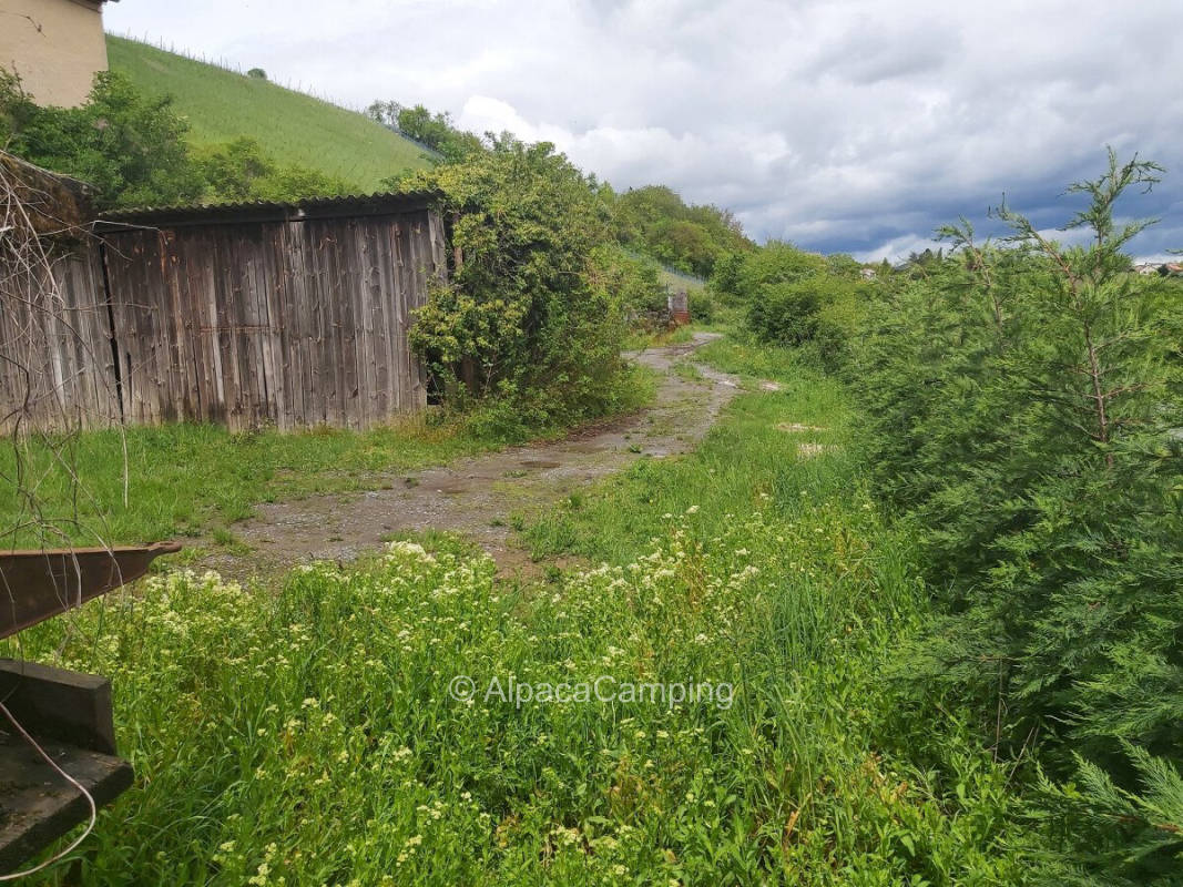 Isolated location below the vineyards, with 220V, 100m to the Main (river).