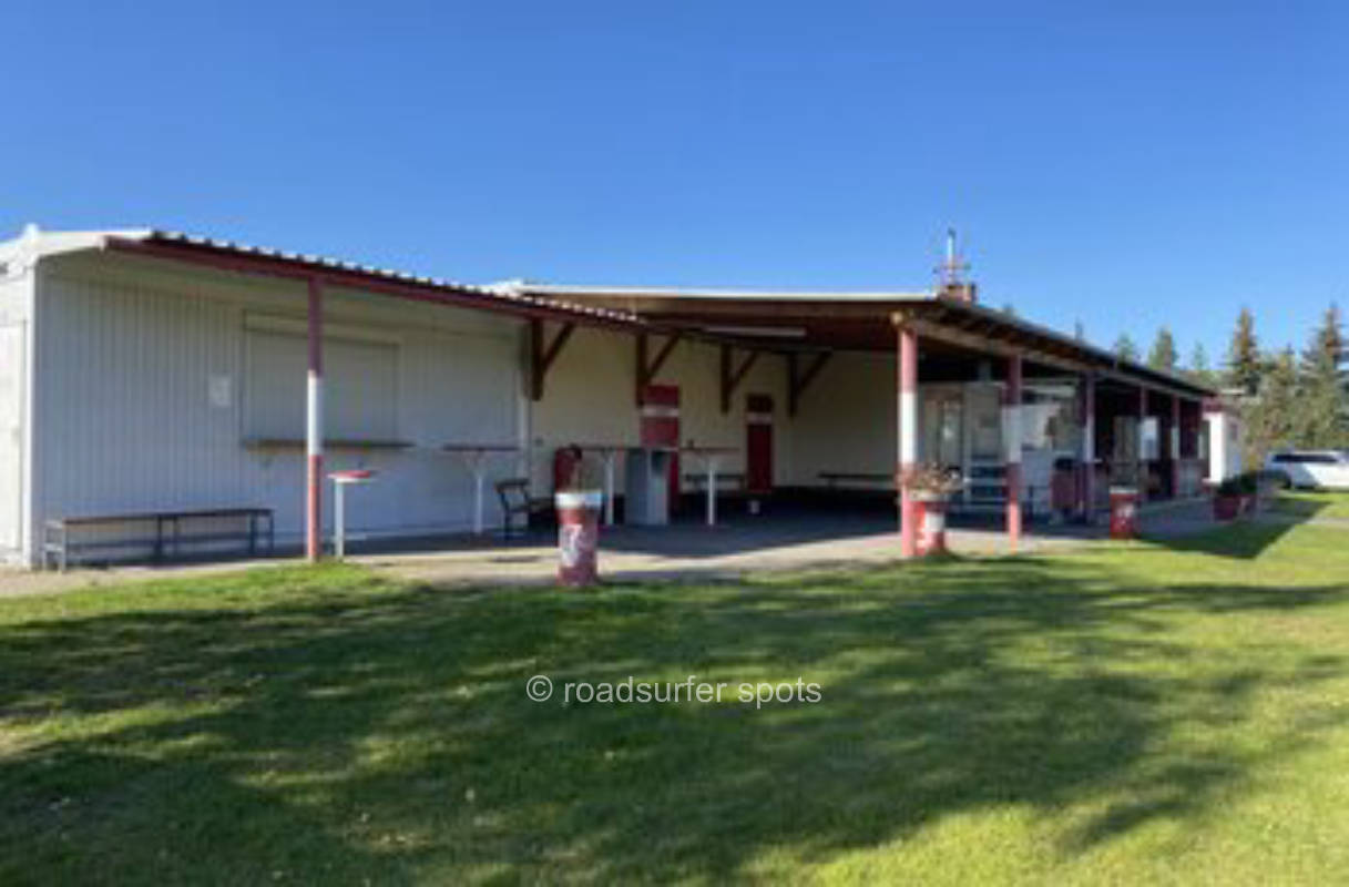 grüne Wiese am Rande des Nationalpark (Sportplatz)
