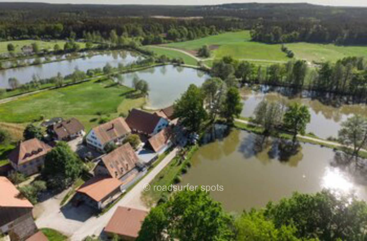 Naturcamping inmitten von Wiesen und Weihern.