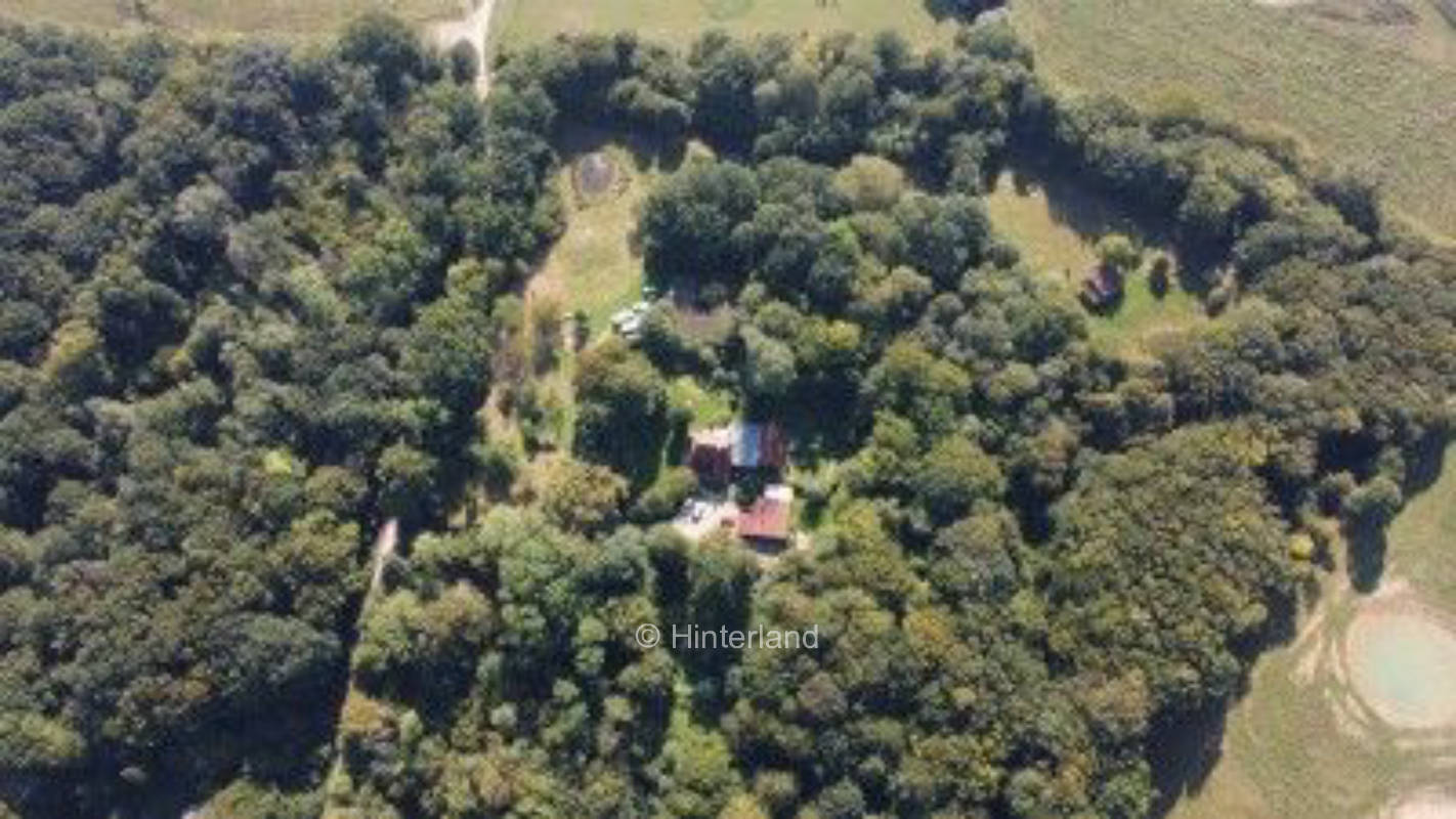 Campen auf der Obstwiese im alten Bauernwald