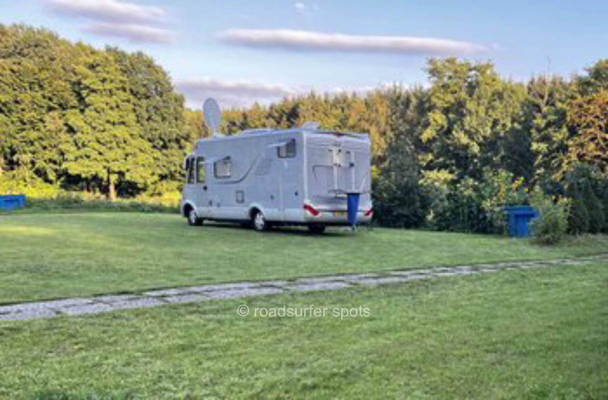 Campen auf dem Bauernhof mit Blick in die Natur 