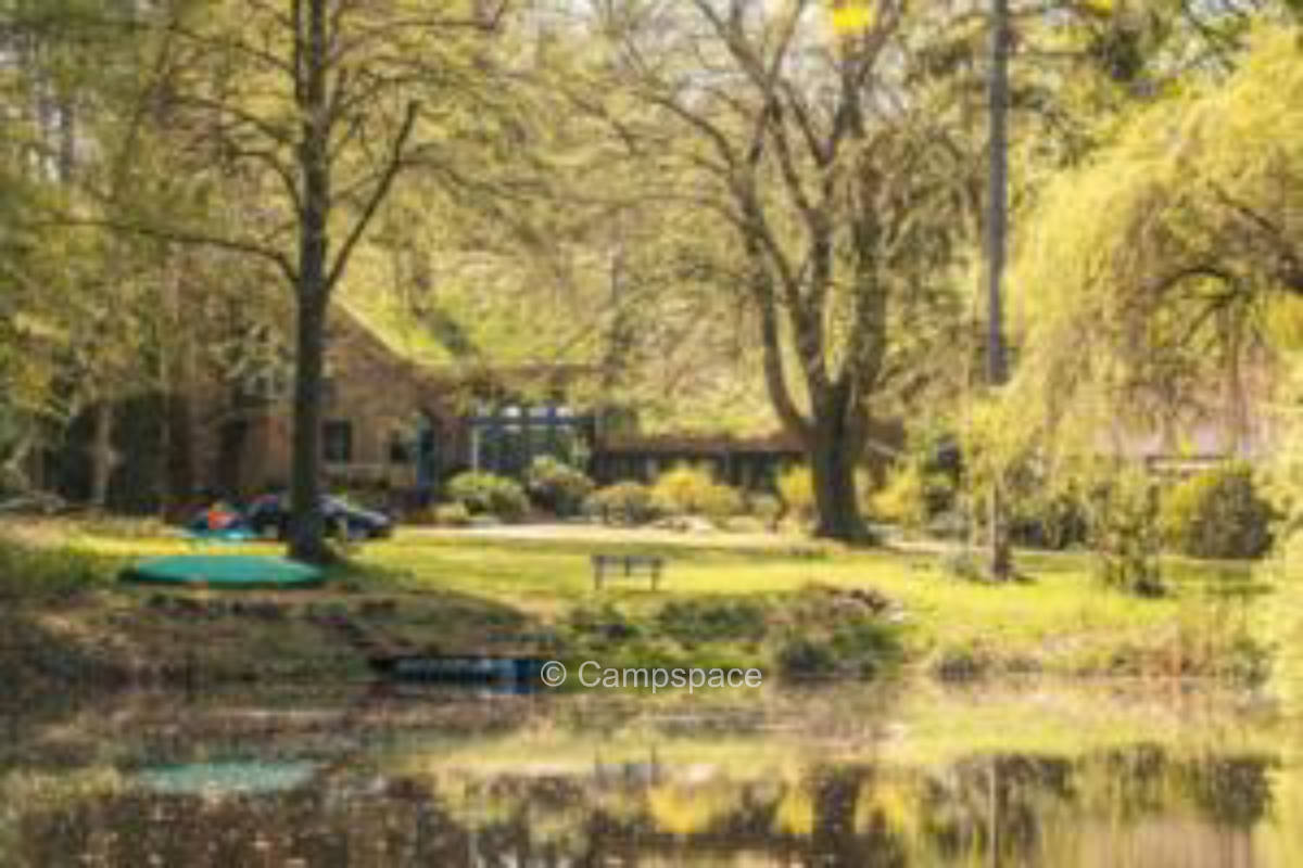 Waldcampen mit Privatweiher nahe der Nordseeküste