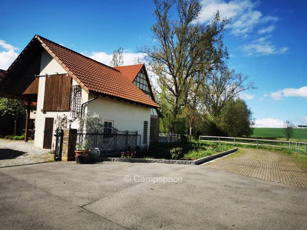 Romantic and quiet directly at our farm, in the middle of the wine region.