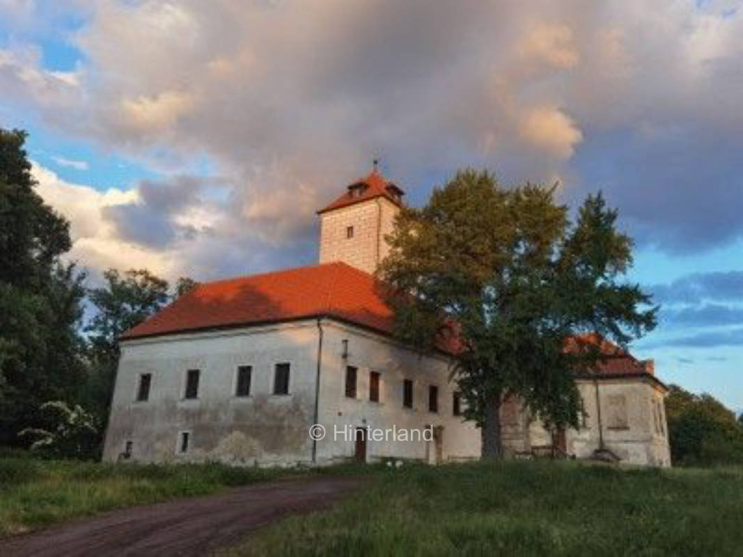 Peaceful spot next to the Chateau and river Elbe
