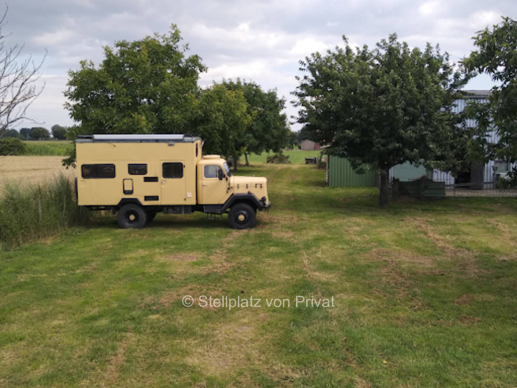 At the foot of the Rhine dike, directly on the most beautiful cycle path of the Lower Rhine