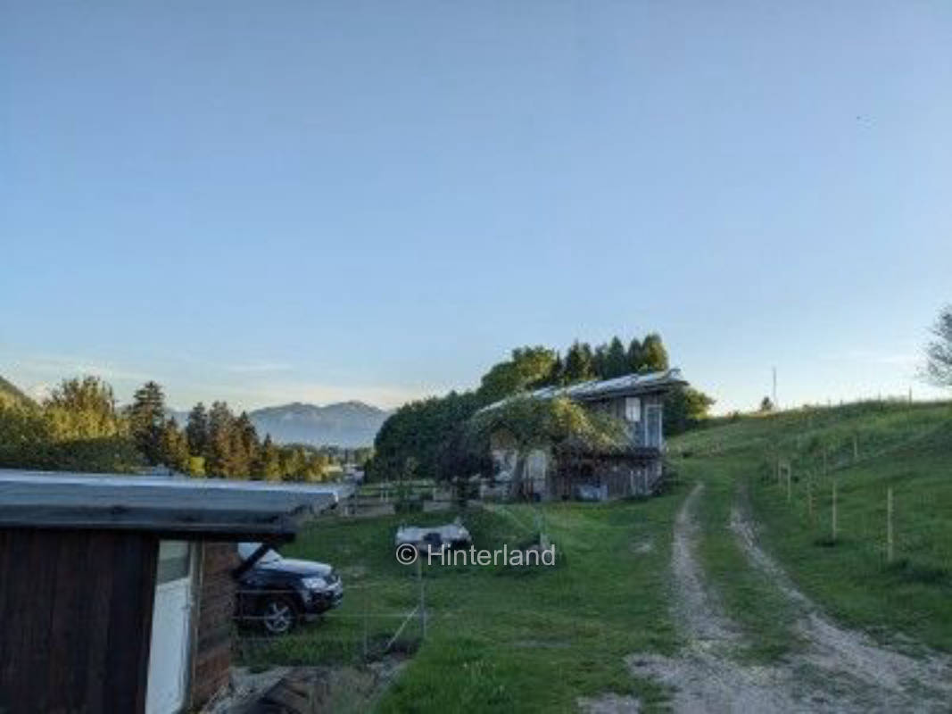 Stellplatz auf dem Bauernhof bei den Pferden