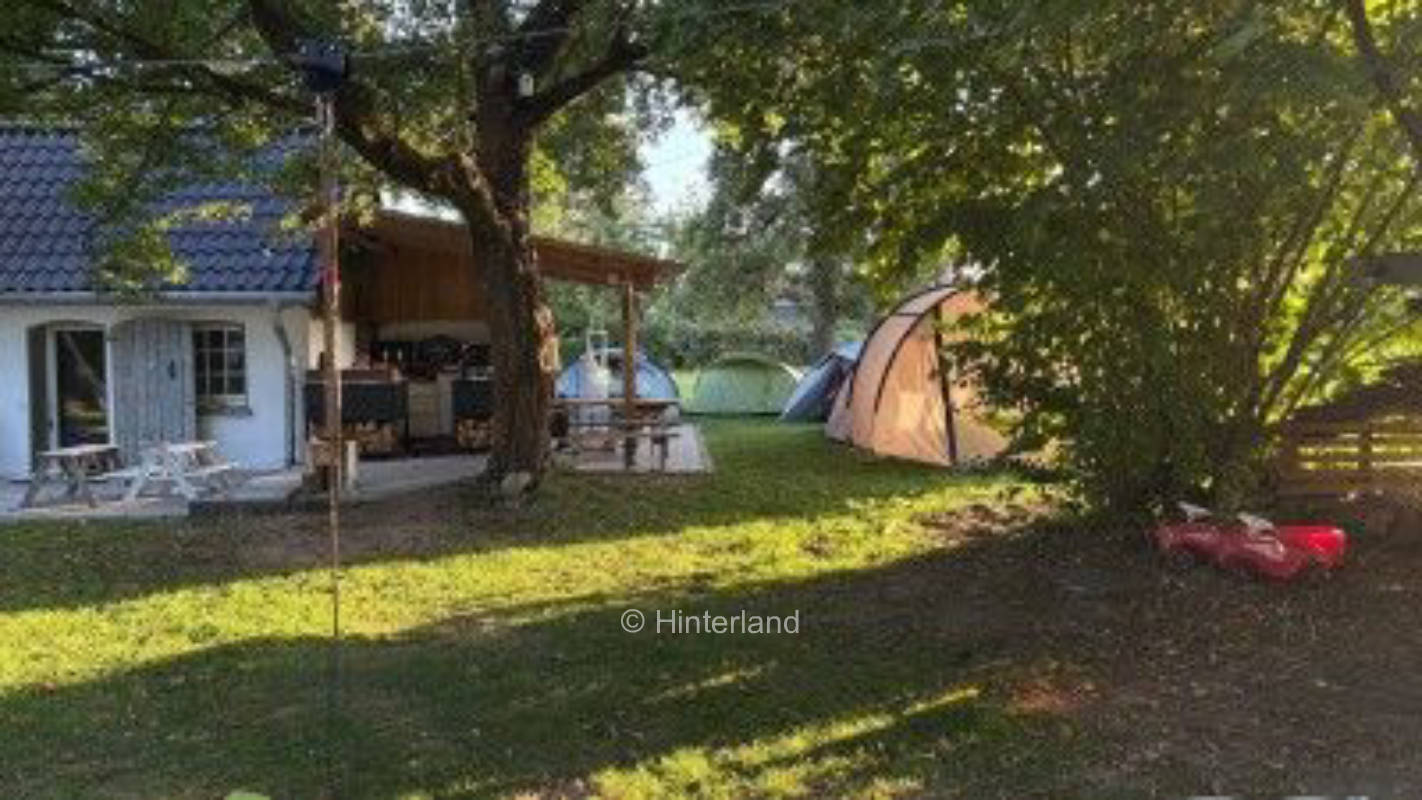 Zelten am Backhaus unter alten Bäumen 
