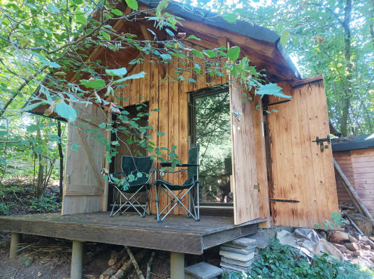 Wooden hut with 3000m forest property