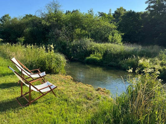 Happy by the Stream (Campspace 26283)