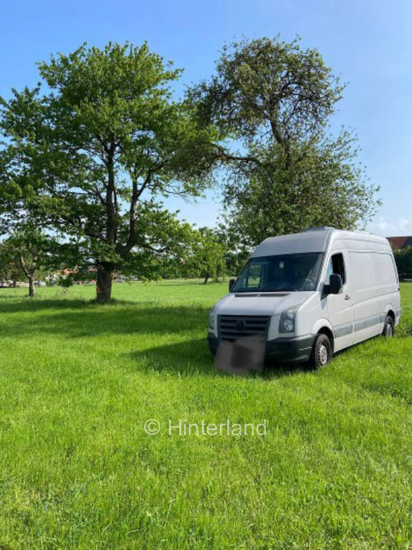 Stellplatz am Ortsrand mit weitläufigem Blick