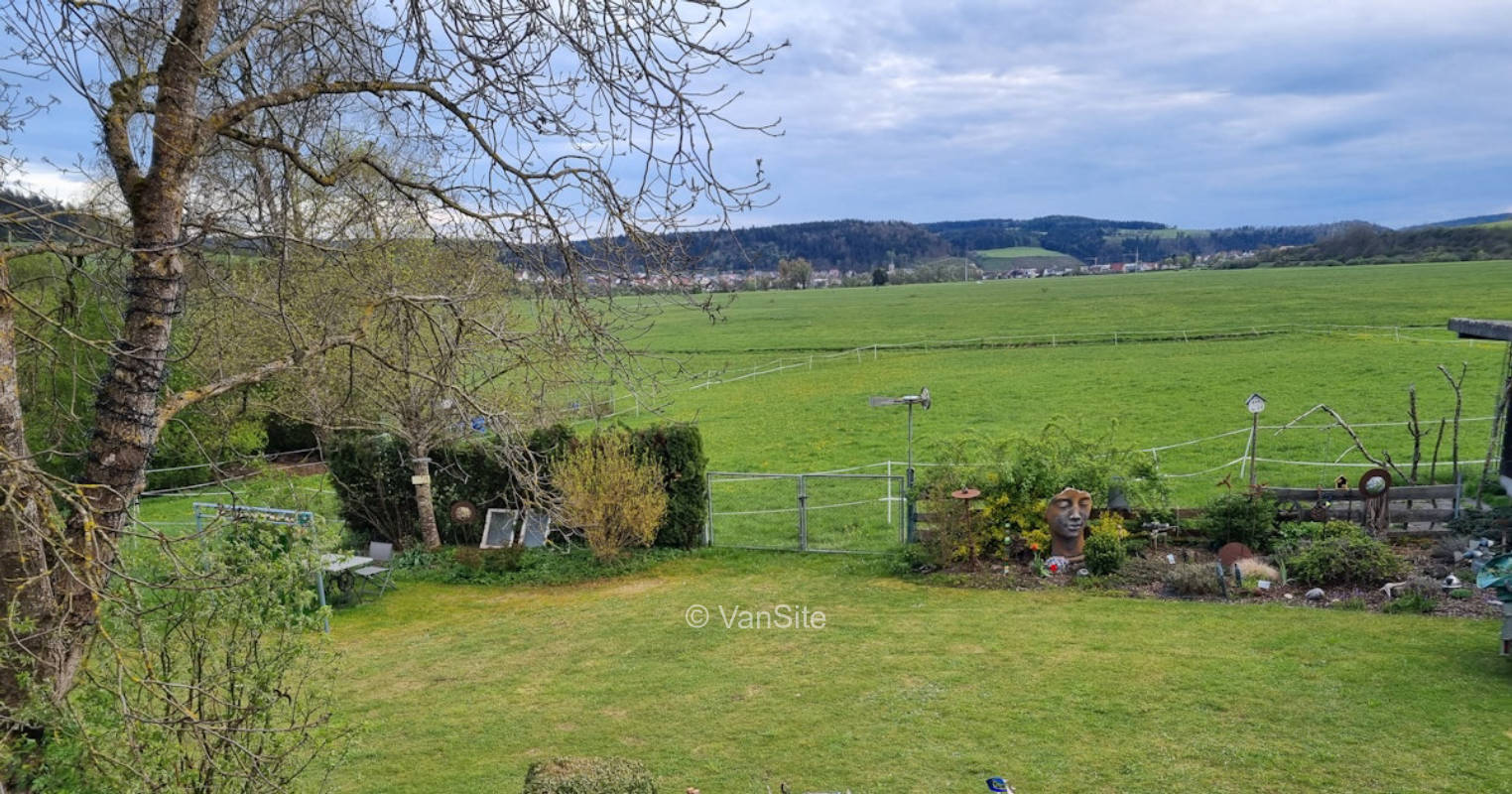 Gartenplatz mit Blick über Wiesen am Donauradweg