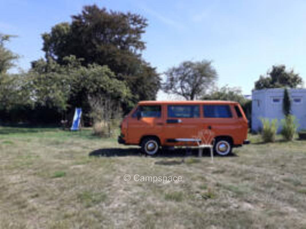 Dorf Idyll und Cafe mit antikem Trödel (Campspace 5676)