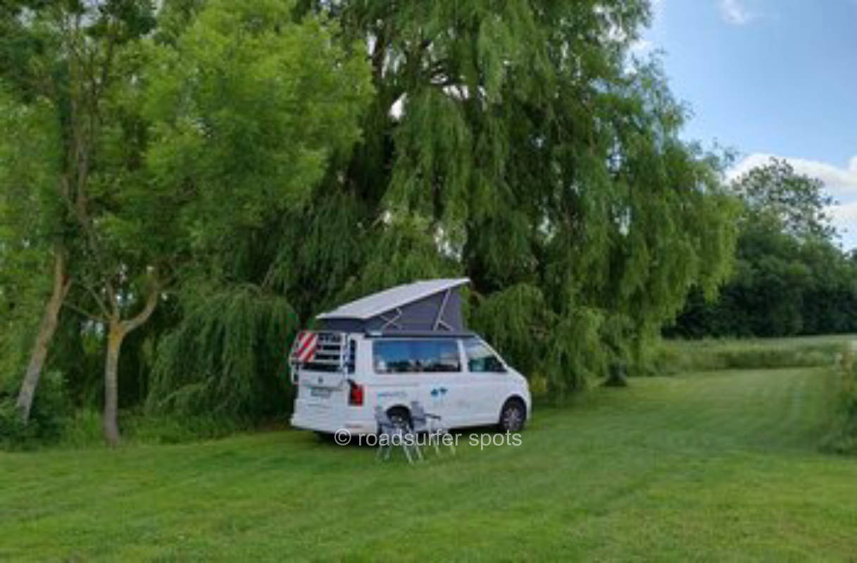Camping am Teich auf dem Bauernhof