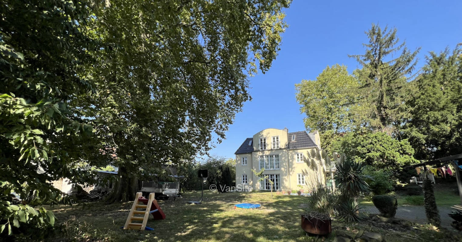 Wiese an der Villa