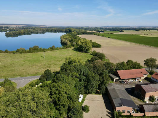 Platzchen am bach bei den pferden