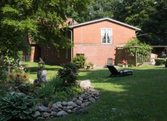 Zelten im Garten am Rande der Lüneburger Heide