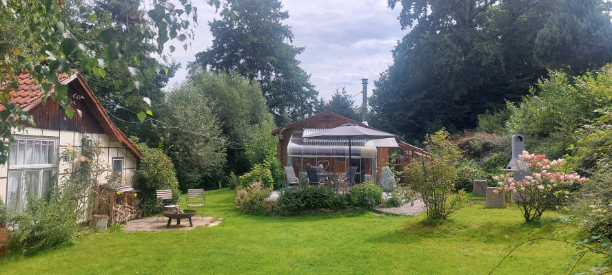 Urige blockhutte mit fasssauna in schonem garten