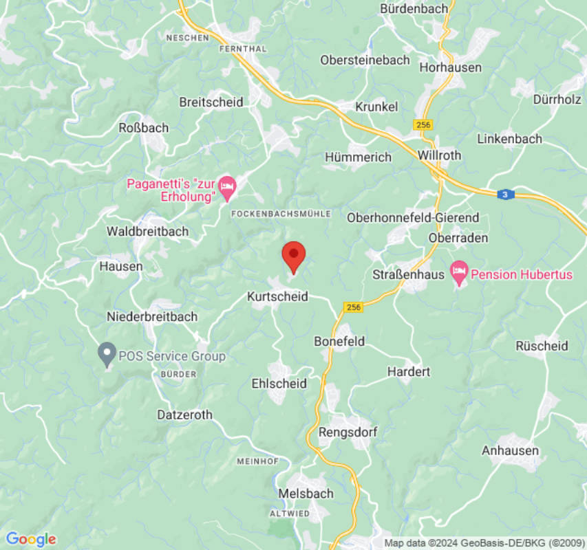 Bauernhof mit Kühen und Pferden