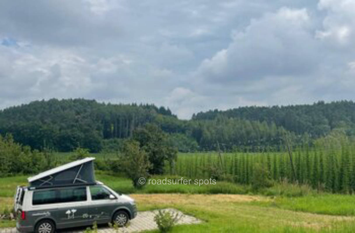 Stellplatz inmitten der Hopfengärten