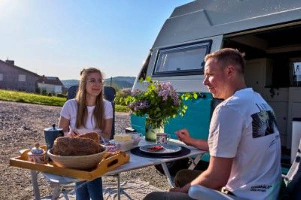 Campen auf dem Bauernhof in freier Natur 