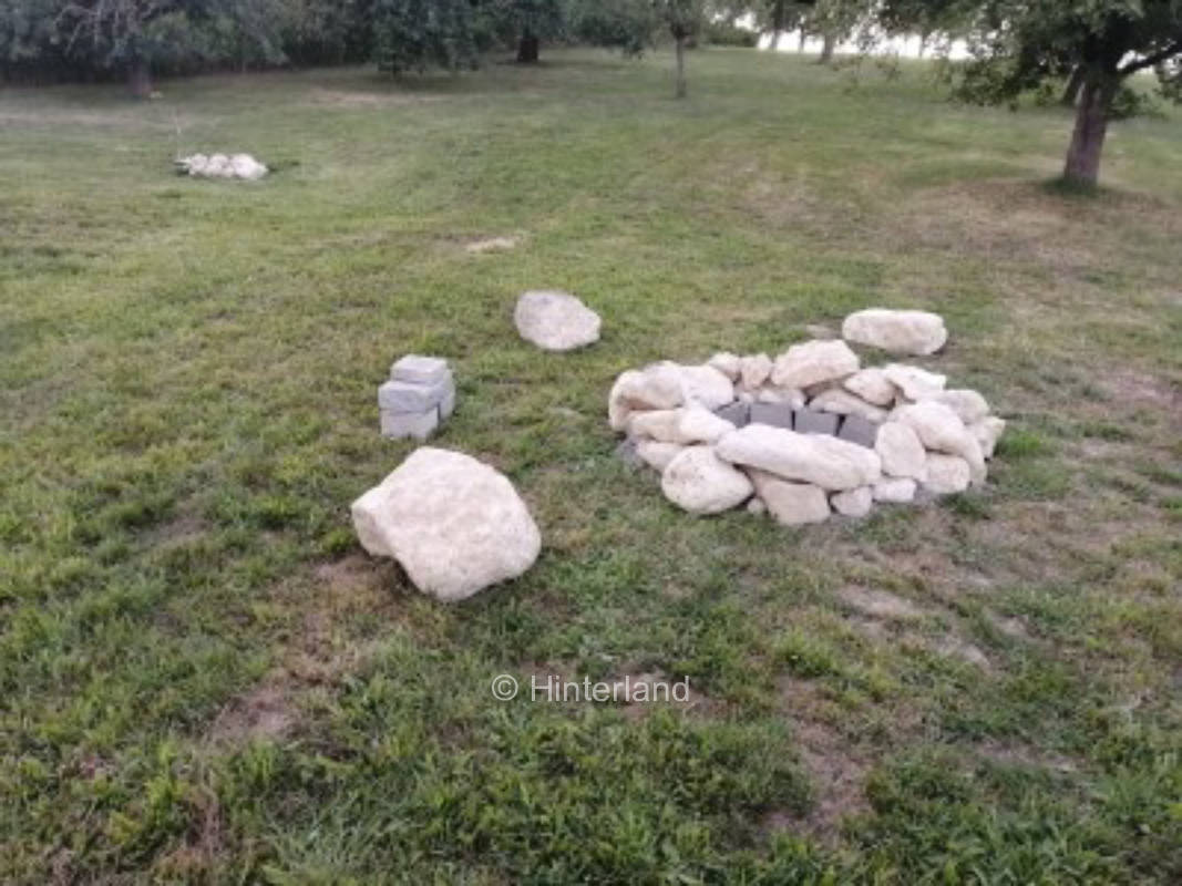 Camping umgeben von Apfelbäumen und Feldern