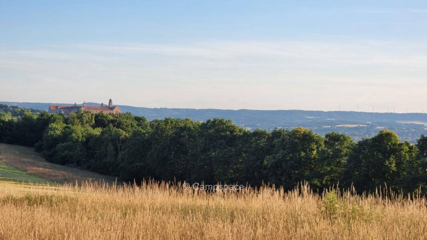 Bauernhofstellplatz mit Burgblick