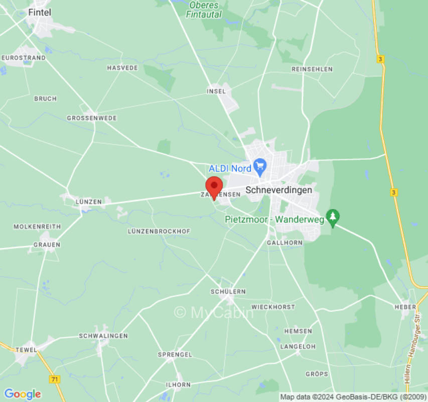 Campen in Mitten von Wiesen und Feldern