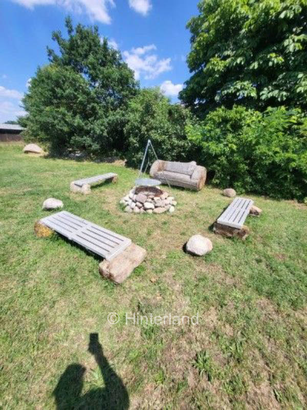 Zeit zum Entspannen auf der Obstwiese.Mit Grillpla