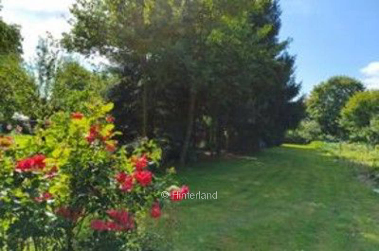 Gartenparadies inmitten von Feldern und Wiesen