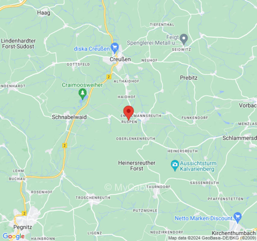 Große Wiese nähe Waldrand mit Aussicht