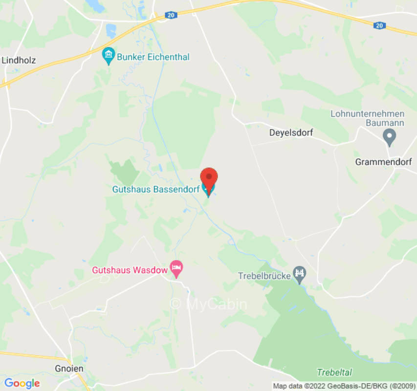 Grüne Wiese am Teich