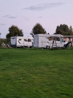 Wohnwagen & Wohnmobilstellplatz in Sundhagen
