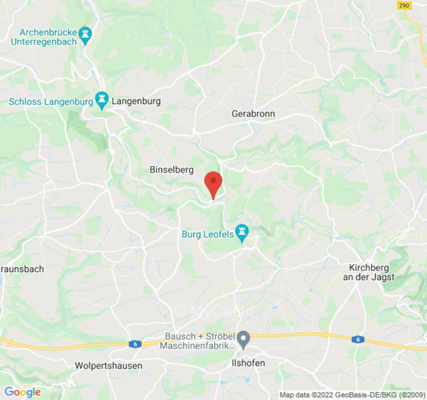 Idyllischer Garten auf unbewohntem Grundstück