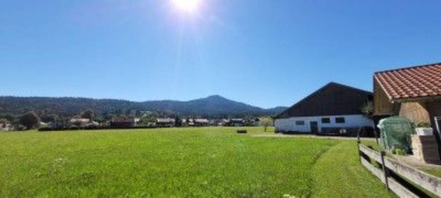 Trauntal Camping im Chiemgau mit Bergblick