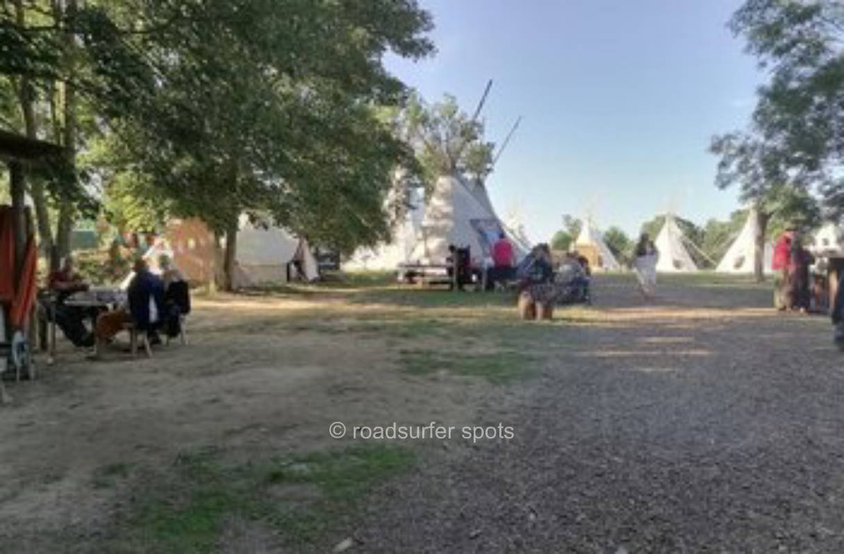 Camping in unserem kleinen Dorf Tipi