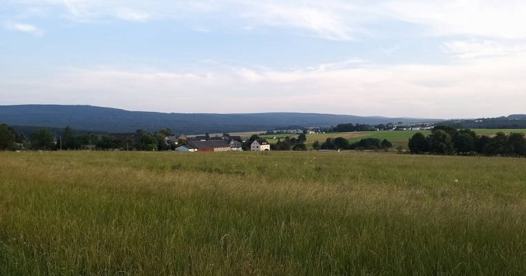 Ruhig am Feld mit Ausblick