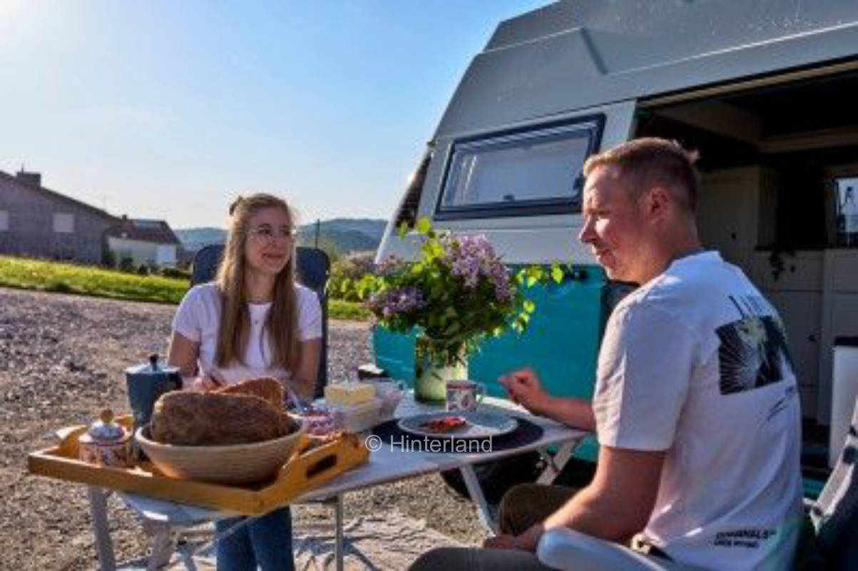 Campen auf dem Bauernhof in freier Natur 