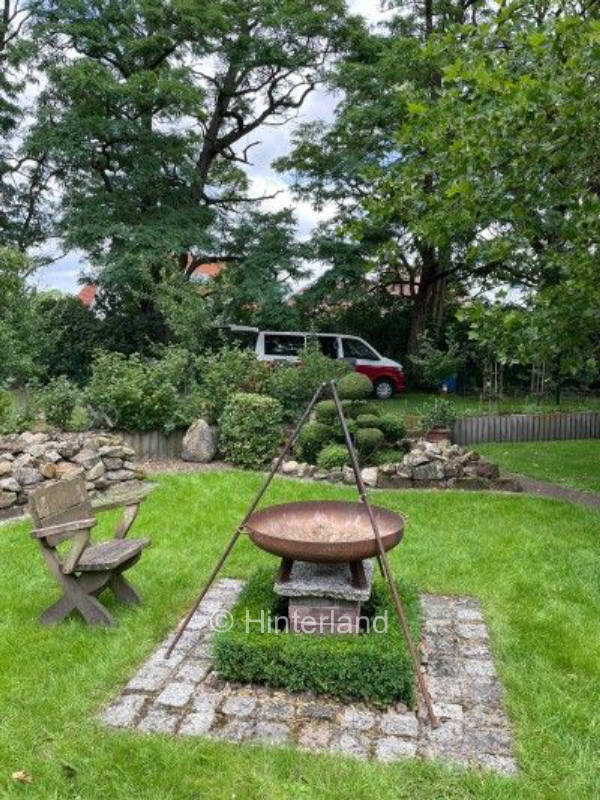 Unter Robinien am Rande der Peckeloher Seenplatte