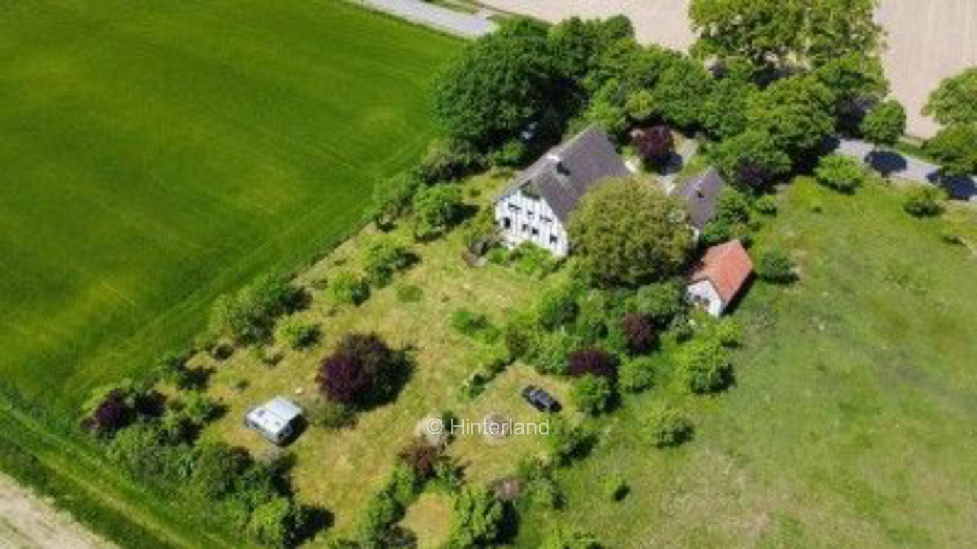 Zwischen Wiesen, Feldern und Obstbäumen