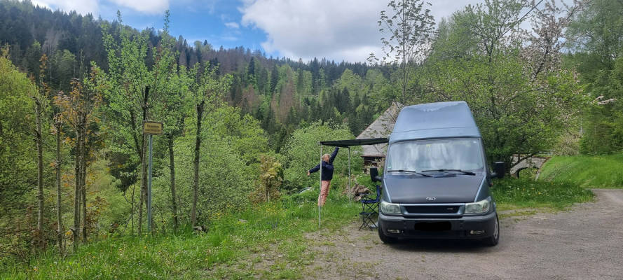 Waldrandparkplatz im schwarzwald