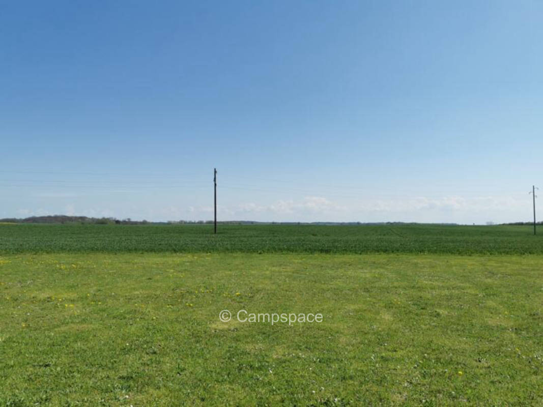 Privater Stellplatz mit Blick aufs Feld