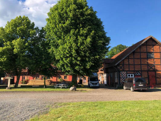 Sleep in the courtyard under the linden trees (Campspace 5032)