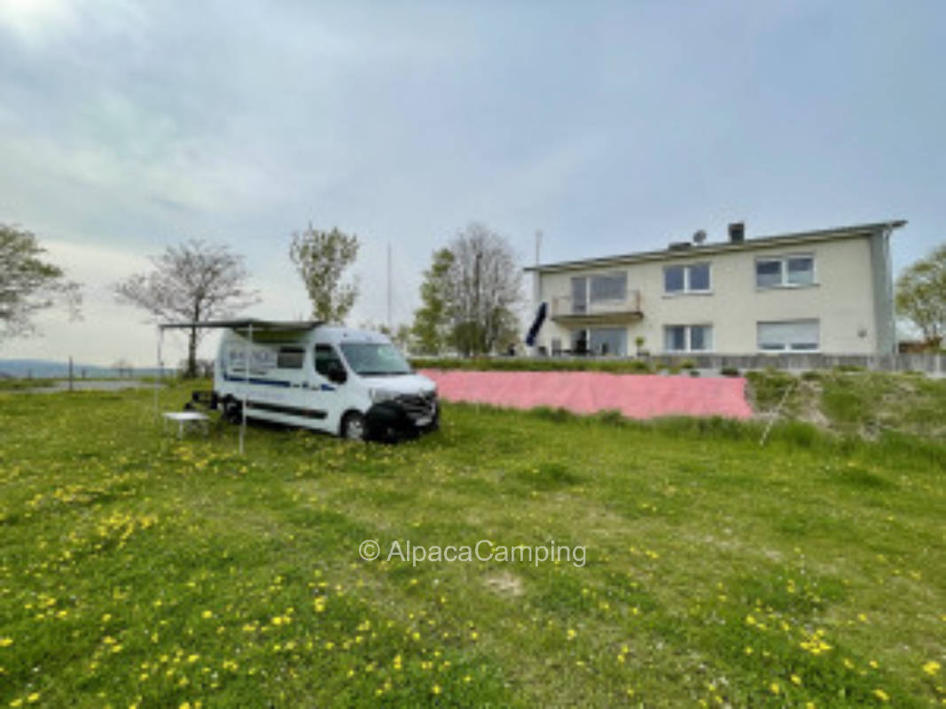 Wunderschöner Wohnmobilstellplatz auf einer idyllischen Wiese unter Bäumen mit Weitblick #2