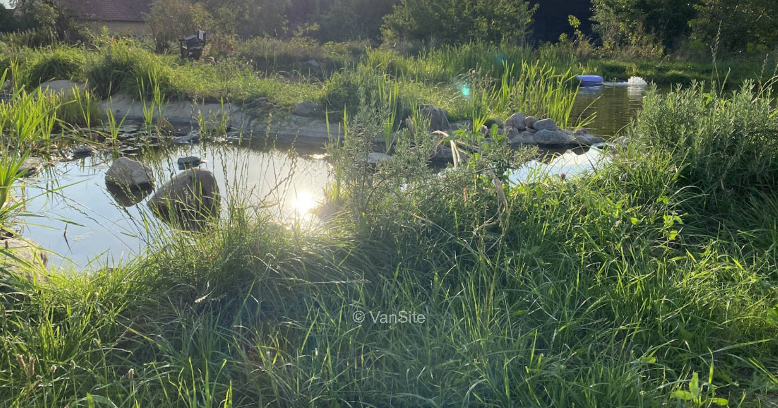 Stellplatz zwischen Teich und Bio Gärtnerei
