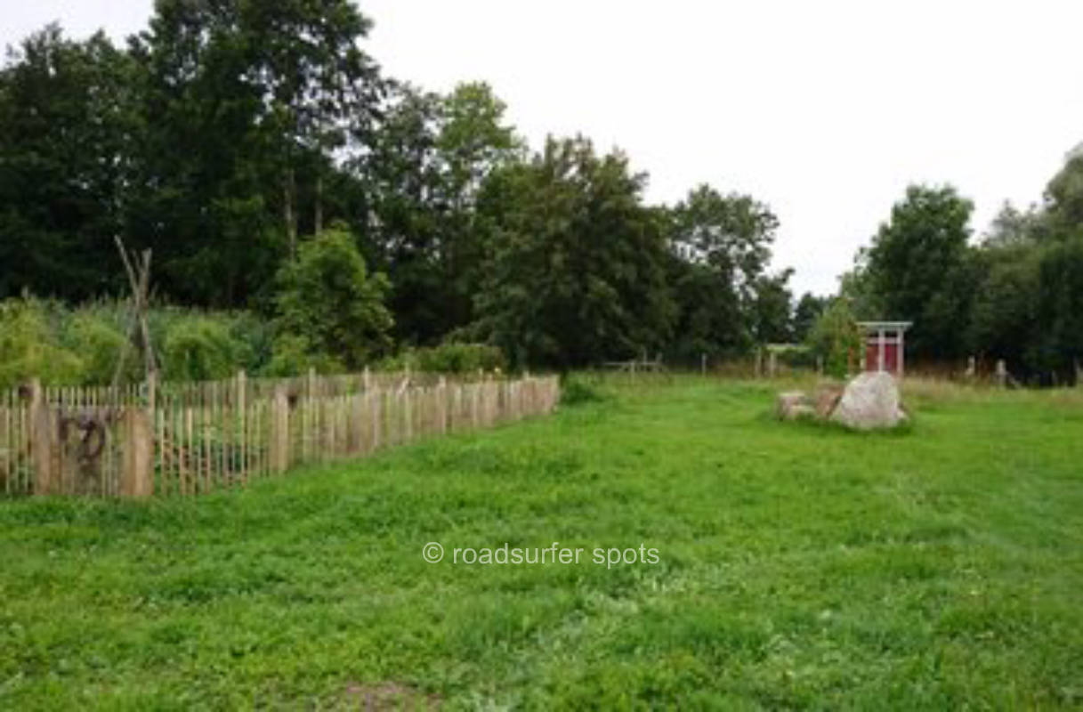 Camping im Garten mit Wiese und Tieren